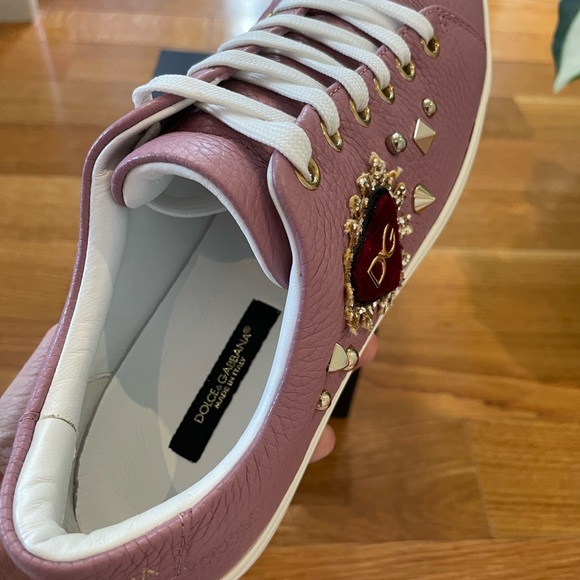 Dolce & Gabbana Sneakers in a mauvy pink with red velvet heart in size 37 - Picture 6 of 12